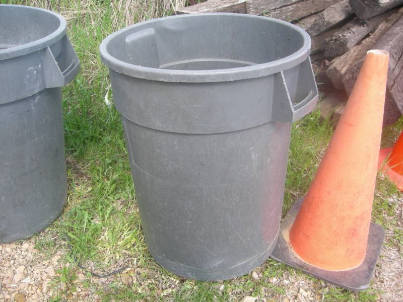 lot 16 image: Rubbermaid Commercial 32 Gallon Barrel-Trash Can
