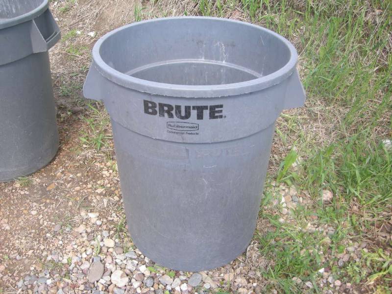 lot 18 image: Rubbermaid Commercial 32 Gallon Barrel-Trash Can
