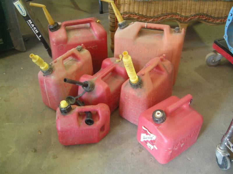 lot 50 image: 7 Gas Cans