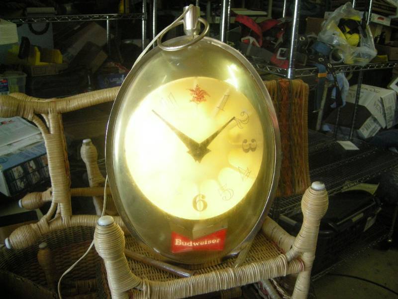 lot 52 image: Vintage Budweiser - Anheuser Busch Light-Up Rotating Clock