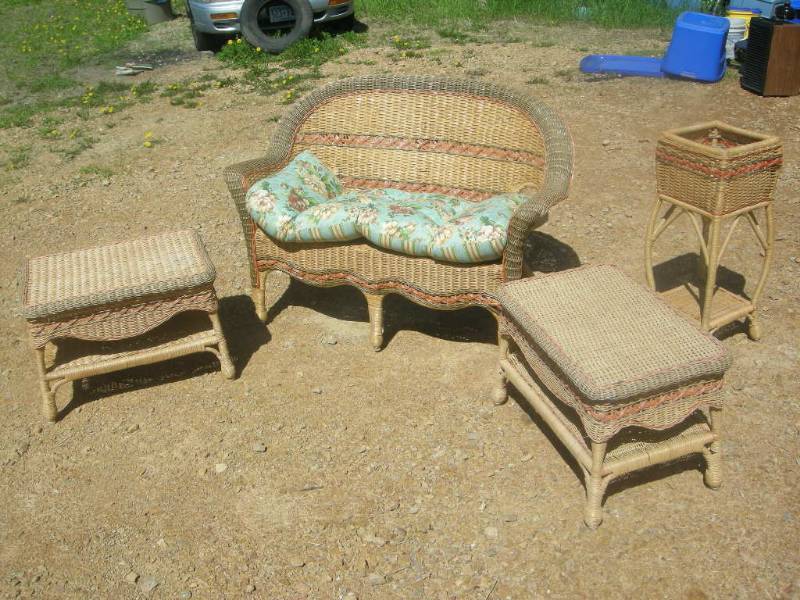 lot 55 image: 4 Piece Wicker Furniture Set