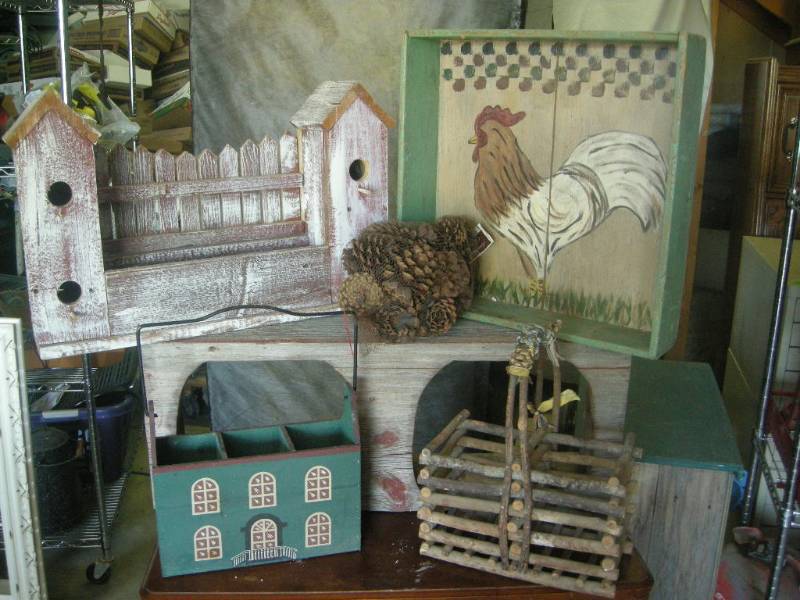 lot 61 image: Primitive Look Wood Decor