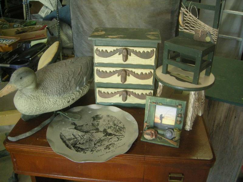 lot 67 image: Hunting and Fishing Cabin Decor