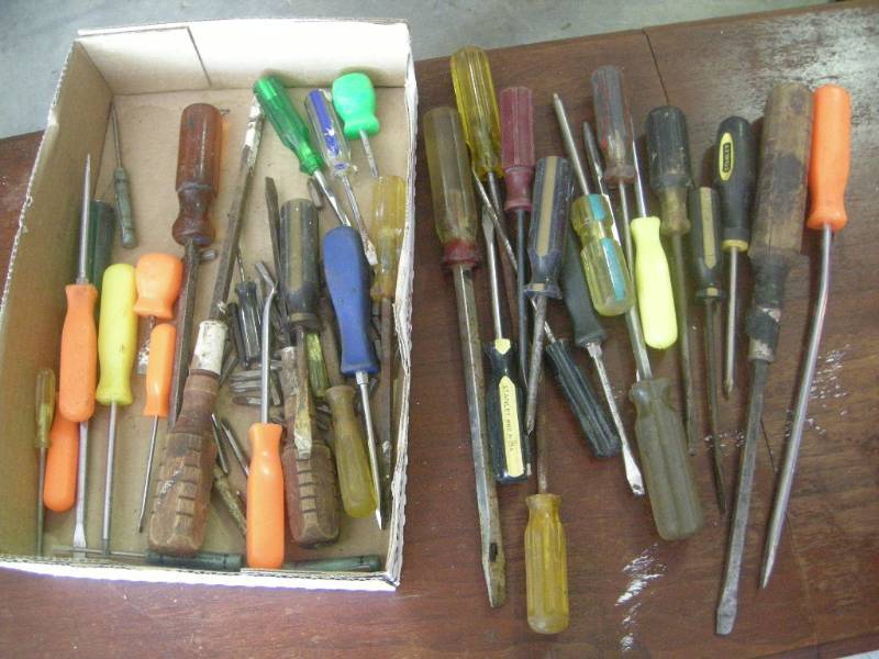lot 83 image: Group Screwdrivers