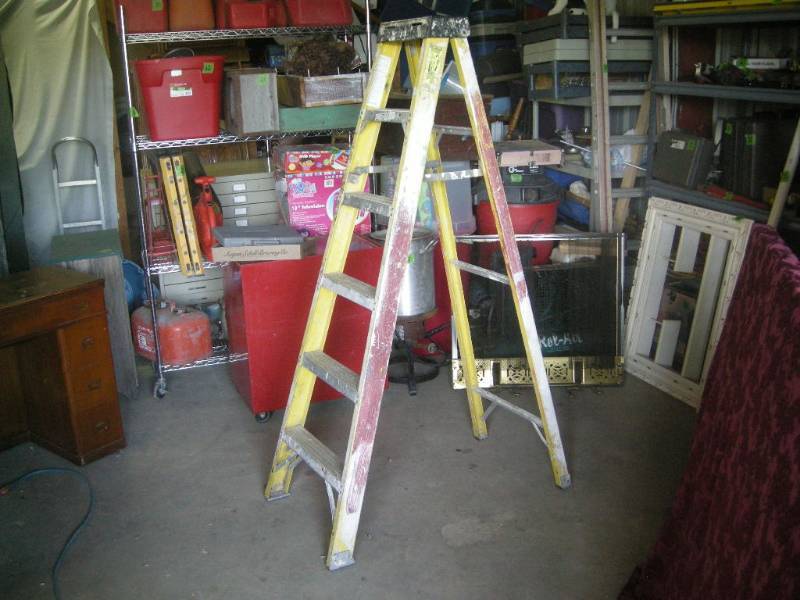 lot 98 image: Werner 6 Fiberglass Step Ladder