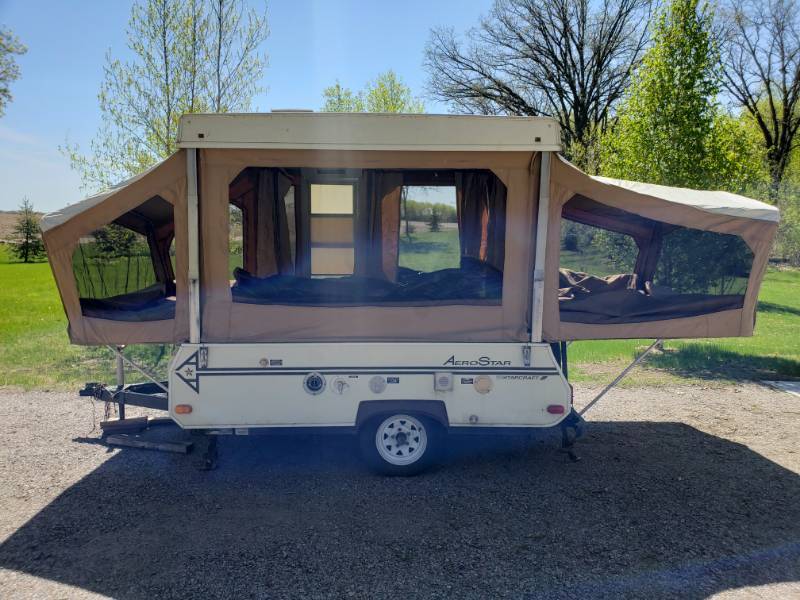 lot 1 image: 1982 Starcraft AeroStar Pop-up Camper in Great Condition