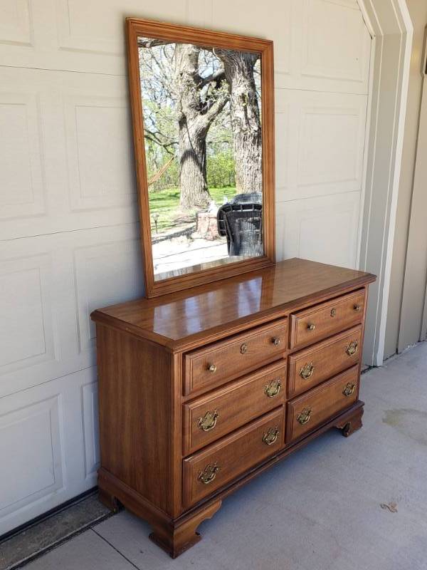 lot 18 image: Bassett Dresser with Mirror
