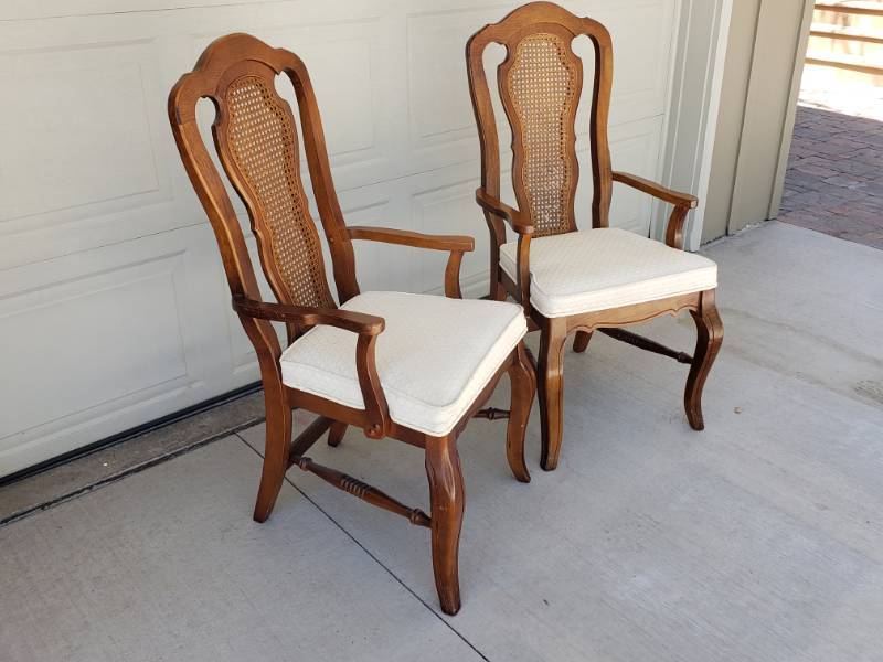 lot 22 image: Bassett Furniture Ind. Chairs