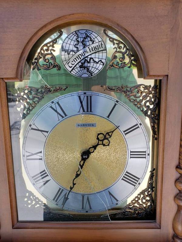 lot 28 image: Vintage Howard Miller Barwick Tempus Fugis Grandfather Clock