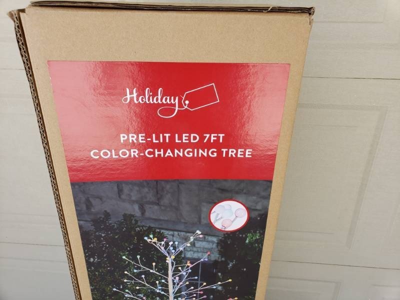lot 32 image: Holiday Pre-Lit Tree  Decorative Lights