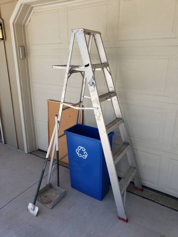 lot 44 image: 6Ft Ladder  Recycle Trash Can  Bulletin Board