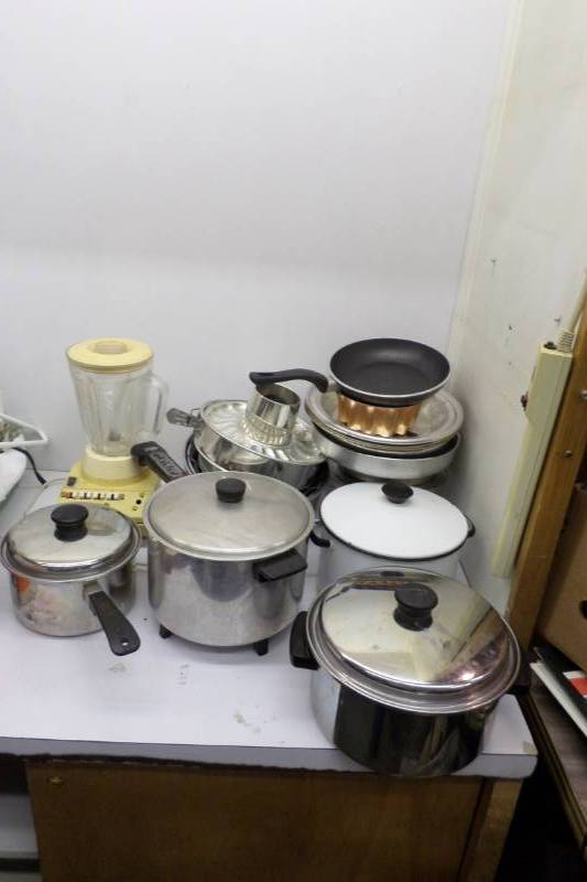 lot 74 image: Misc CookingKitchen Ware-Sunbeam Sauce Pan, Blender