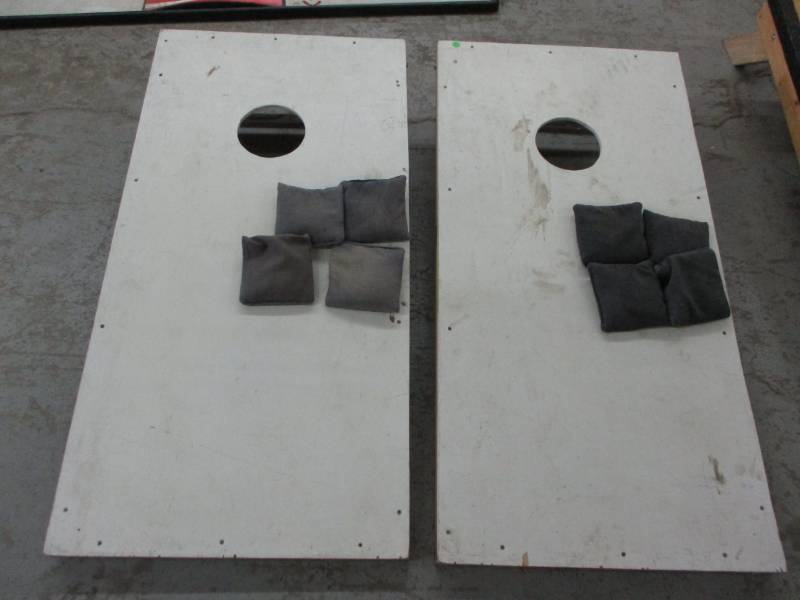 lot 10 image: Nice Cornhole Game with bags