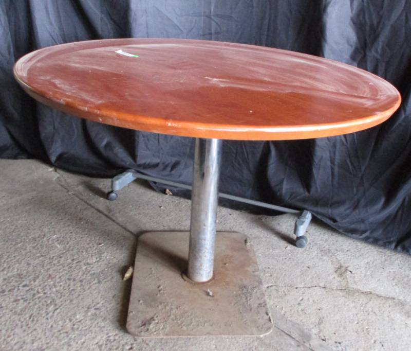 lot 15 image: Round Bar Table 42 Round