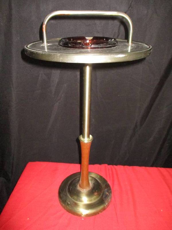 lot 17 image: Vintage Ashtray Stand and Ashtray