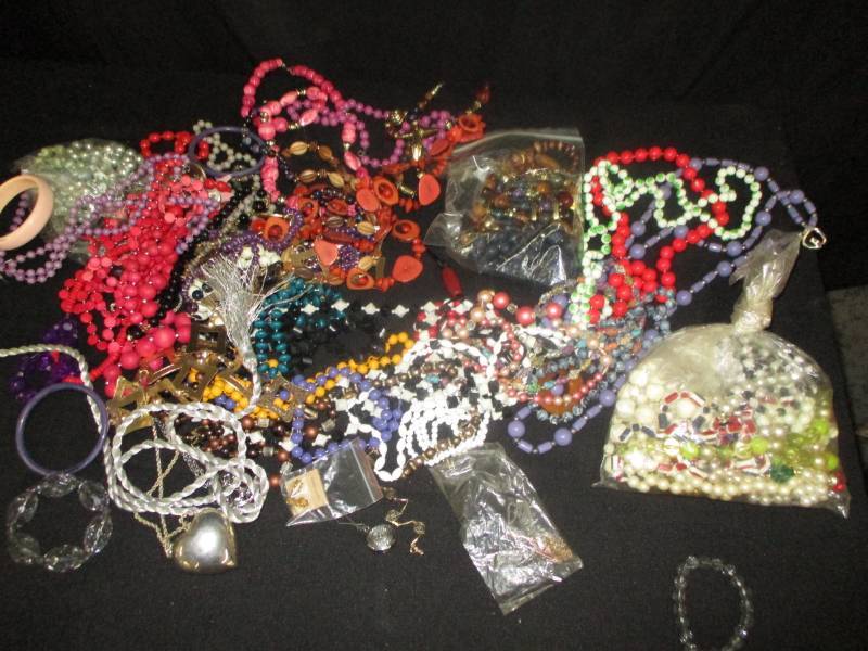 lot 19 image: Misc Jewelry