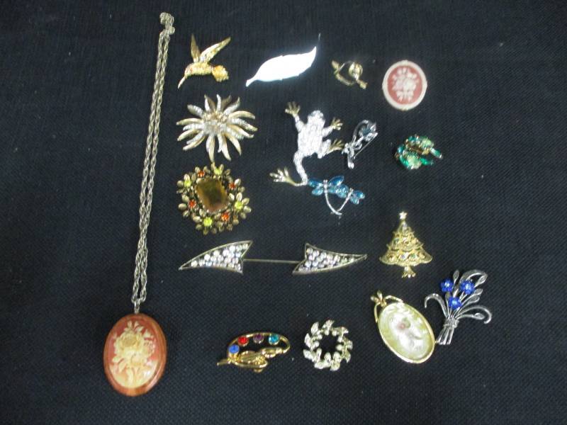 lot 20 image: Misc Jewelry