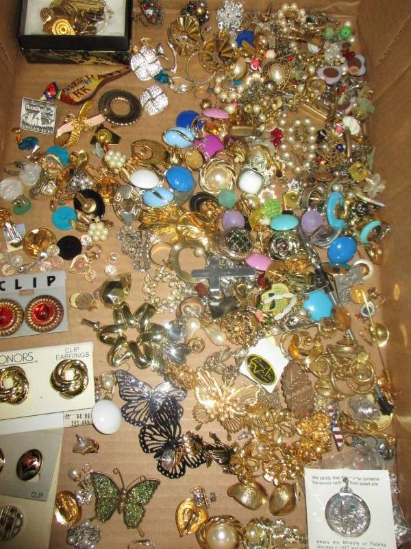 lot 22 image: Misc Jewelry