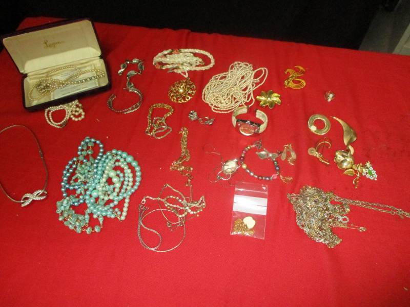 lot 23 image: Misc Jewelry