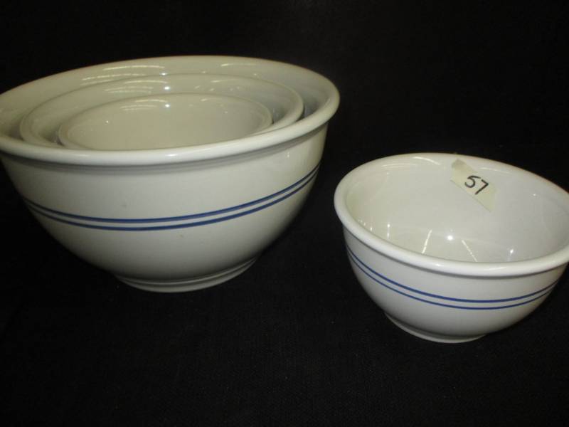 lot 37 image: 10 12, 8 12 x 2 6 12 Bowls 3 are nesting Bowls