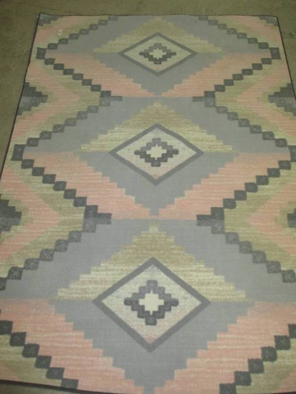 lot 39 image: Beautiful 5x7Area Rug