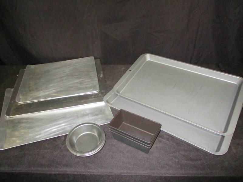 lot 40 image: Large Airbake Cookie Sheets and Bar Pans