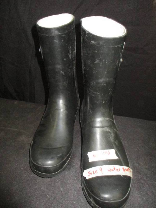 lot 42 image: Womens Size 9 Mud boots