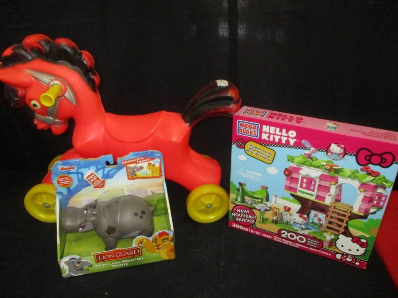 lot 86 image: Hello Kitty Mega Blocks, Riding Horse and Lipon Kin Interactive Figure