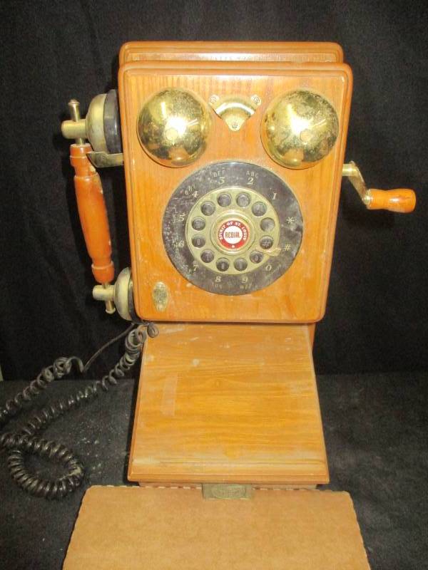 lot 101 image: Spirit of St Louis Phone that works, looks like an old Fashioned Phone