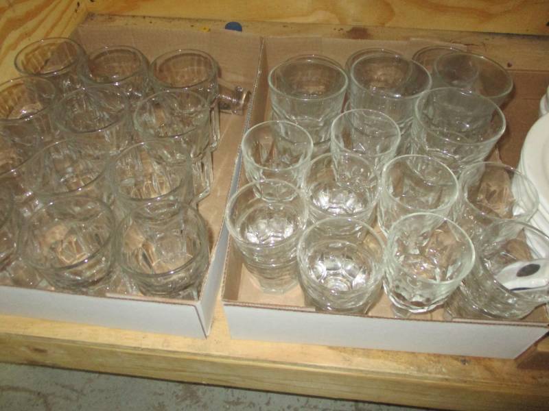 lot 123 image: 2 flats of drink glasses