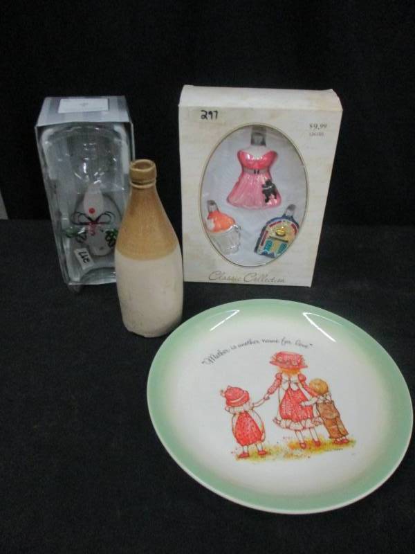 lot 125 image: Christmas Dcor and Holly Hobbie Plate and decorative Bottle