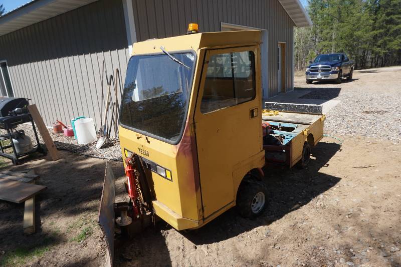 lot 3 image: Taylor Dunn Hydraulic Articulating Utility Cart With Snow Plow