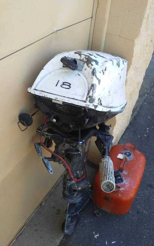 lot 1 image: Evinrude Fastwin 18 HP Motor With Metal Gas Tank - Has Electric Start - RUNS - No Propeller