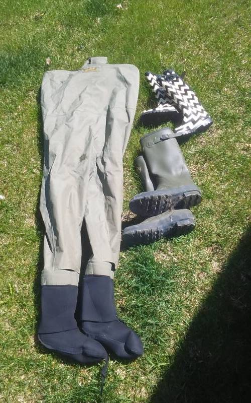 lot 16 image: Cabellas Light Weight Waders Size Medium, Rubber Boots, Mens Size 11, Womens Size 7