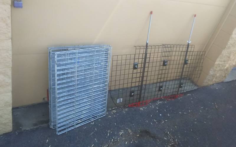 lot 21 image: Medium Size Dog Kennel, Divider Gate For Your SUV (Keep Your Pet Or People In The Back Seat)