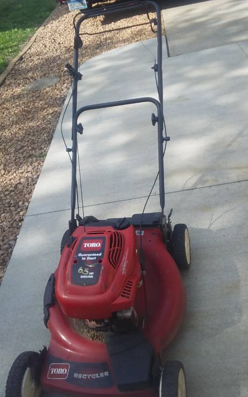 lot 4 image: Toro Recycler 6.5 HP 22 Inch Cut. No Gas To Test. Cable For Propel Drive Needs To Be Attached.