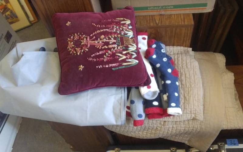 lot 60 image: Queen Bedding Set, Needle Work Pillow, Under Bed Storage Bag, New Socks