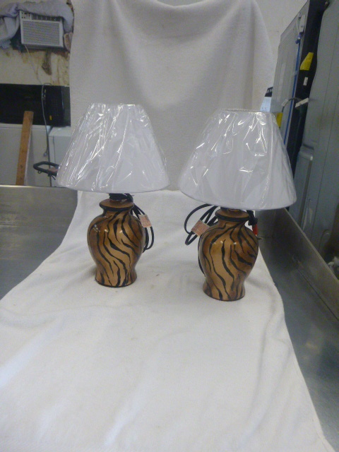 lot 191 image: 2 Tiger Striped TableDesk Lamps