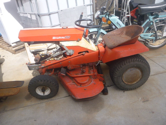 lot 4 image: Simplicity Broadmoor 8HP Riding Lawn Mower