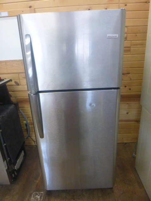 lot 2 image: Frigidaire RefrigeratorFreezer (Scratch & Dent)