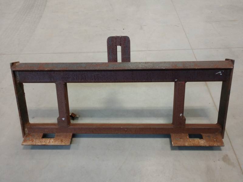 lot 47 image: 3point Adapter for skid steer