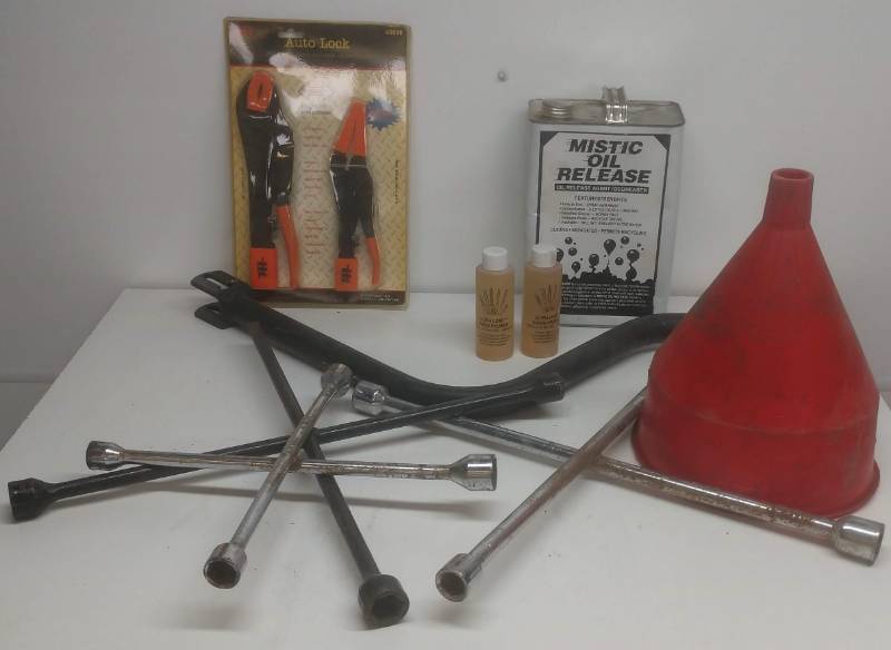 lot 49 image: Misc Shop Stuff - Tire Irons