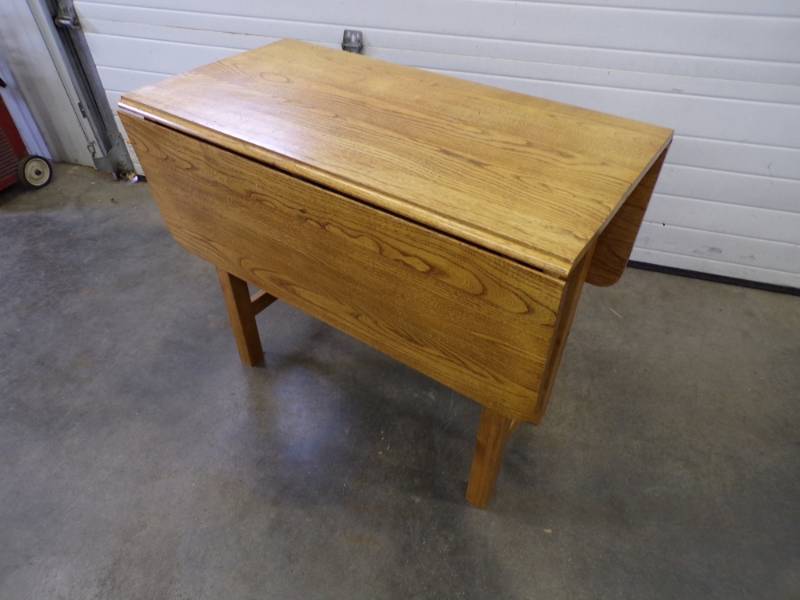 lot 49 image: Drop Leaf Table