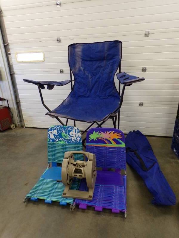 lot 11 image: Queen Lawn Chair - 2 loungers- hose reel