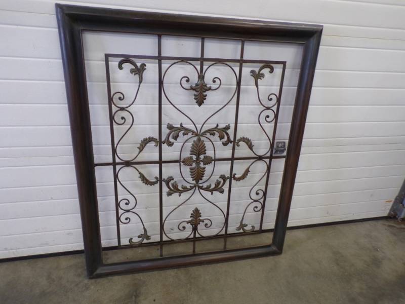 lot 46 image: Metal Dcor