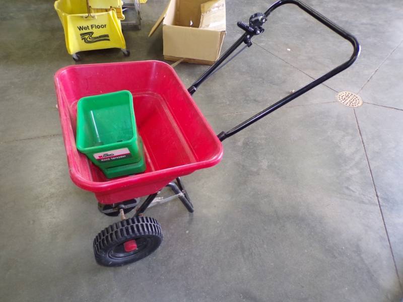 lot 32 image: Fertilizer Spreader