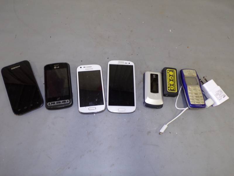 lot 39 image: Cell Phones and Charger