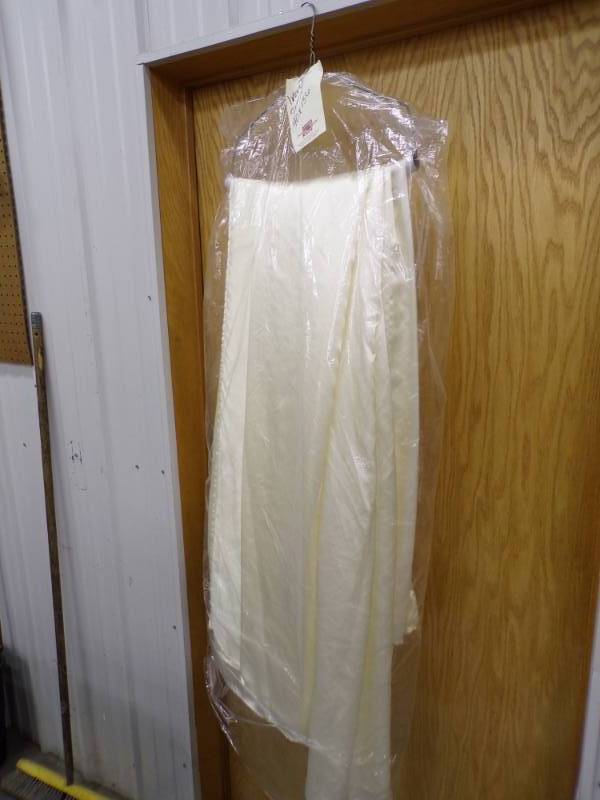 lot 59 image: Pair of Ivory Satin Table Cloths 90 x 156