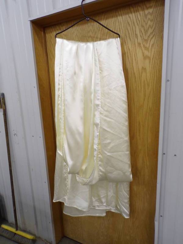 lot 60 image: Pair of Ivory Satin Table Cloths 90 x 156