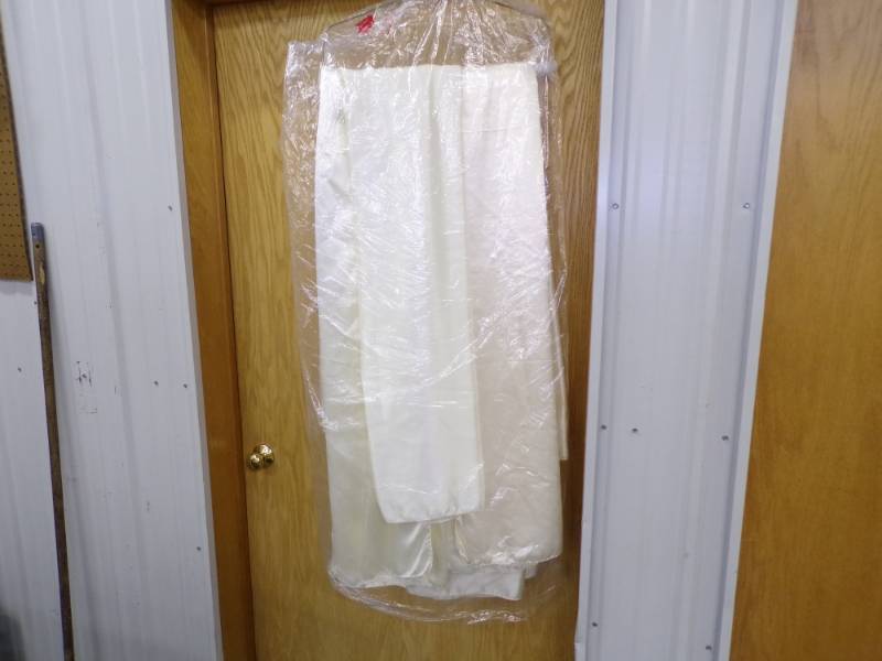 lot 62 image: 7 - Ivory Satin Table Cloths 90 x 90 Square